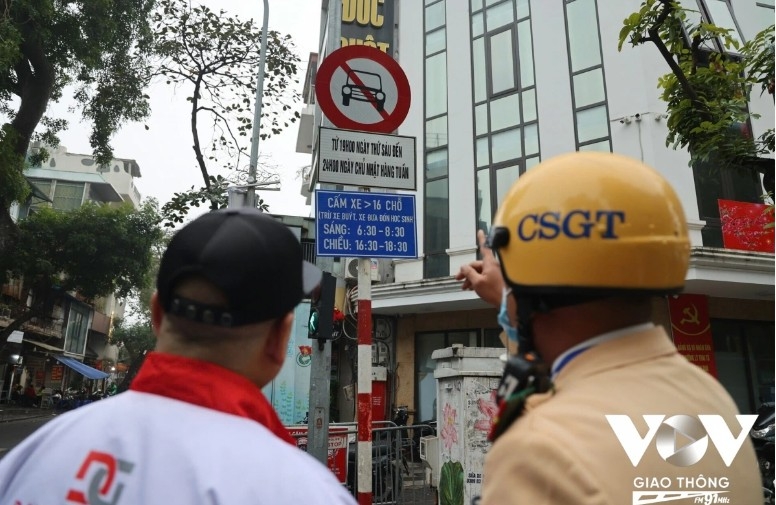 Drivers appear confused on the first day of the restriction in the Old Quarter. Many are unaware of the new rule and have to adjust their routes.