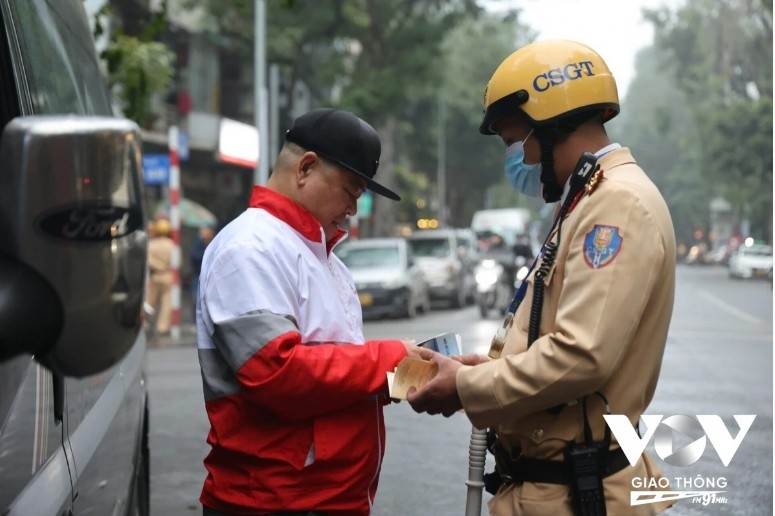 Drivers call for more transit points and parking areas to facilitate passenger drop-offs, suggesting better infrastructure to support tourists.