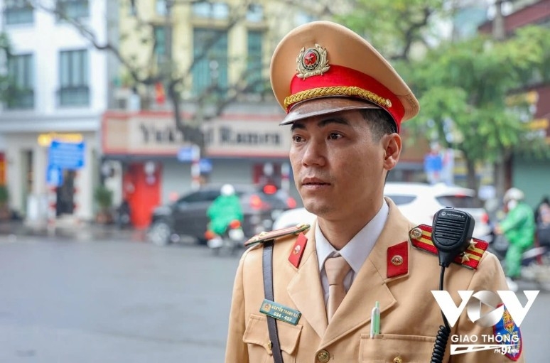 Hoan Kiem Lake area becomes more accessible as the restriction takes effect. According to Senior Lieutenant Nguyen Thanh Hai, residents and tourists welcome the improved traffic conditions.