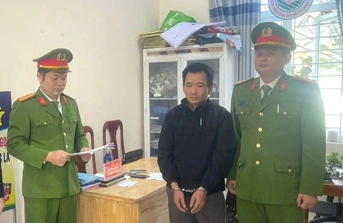 Cơ quan công an đọc lệnh khởi tố, bắt tạm giam Nguyễn Xuân Thành. (Ảnh: CA)