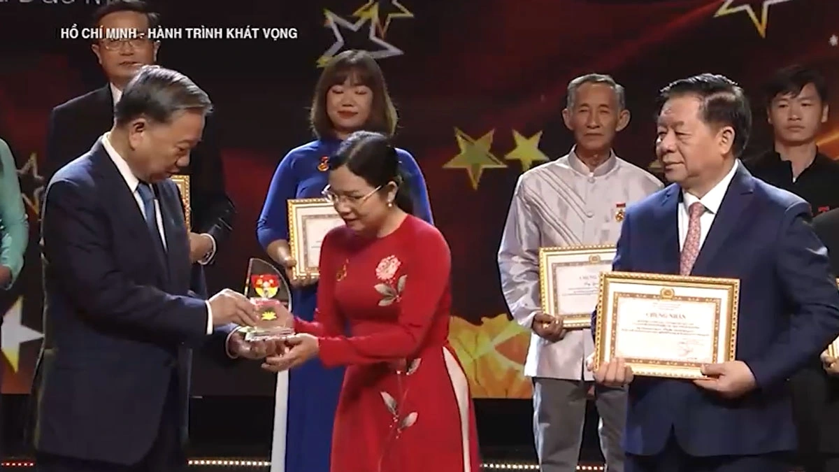 Bà Từ Thị Anh Đào, Bí thư Đảng ủy phường Phú Mỹ nhận biểu trưng và chứng nhận mô hình điển hình về học tập, làm theo tư tưởng, đạo đức Hồ Chí Minh (ảnh cắt từ video) 