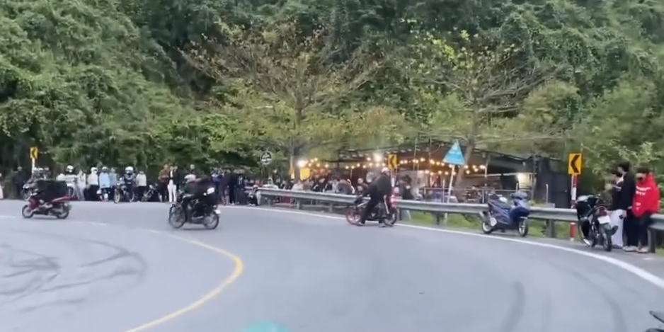 Hình ảnh nhóm thanh niên gây rối ghi lại trong clip.