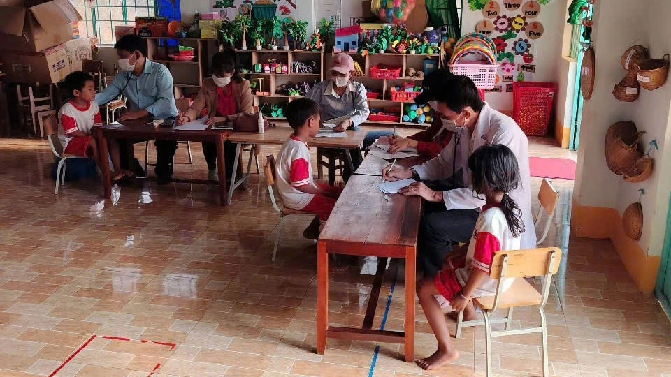 Các em học sinh được thăm khám sức khỏe, tiêm ngừa 