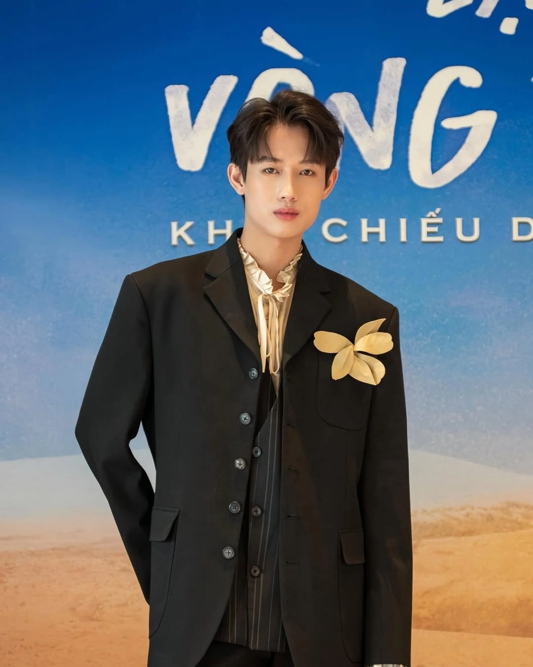 Dù vậy hiện tại, Hồ Đông Quan lại bất ngờ “bén duyên” với phim ảnh khi chính thức trở thành một phần của “đại gia đình” "Lật mặt 8: Vòng tay nắng". Ban đầu, anh không nghĩ mình sẽ đậu casting và chinh phục được Lý Hải - Minh Hà. Tuy nhiên, nhờ sự động viên của Tín Nguyễn, anh đã quyết định thử sức và bất ngờ nhận được vai diễn. Hồ Đông Quan chia sẻ rằng vai diễn trong "Lật mặt 8" là một cơ hội để anh học hỏi và trau dồi kỹ năng diễn xuất. Anh cũng phải trải qua quá trình thay đổi ngoại hình, bao gồm việc tắm nắng để có làn da ngăm phù hợp với nhân vật.