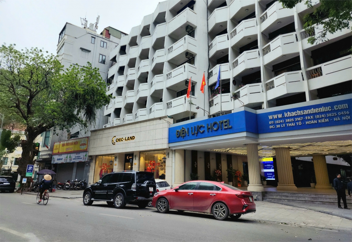 Chủ tịch UBND Thành phố Hà Nội yêu cầu các sở ban ngành liên quan hỗ trợ thực hiện di dời, tái định cư, tạm cư theo quy định; hỗ trợ trong quá trình di chuyển, triển khai dự án đầu tư tại vị trí mới; đảm bảo điều kiện hoạt động của cơ quan, doanh nghiệp, ổn định sinh hoạt, đời sống của nhân dân. (Ảnh: Việt Linh)