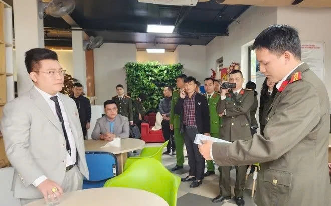 Bị can Hồ Quốc Thân (trái)