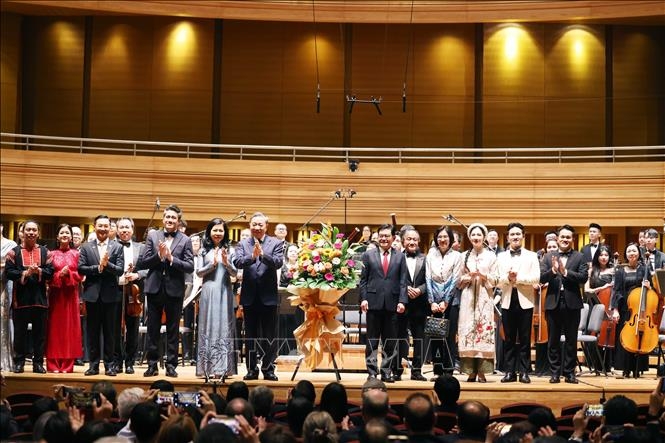 Tổng Bí thư Tô Lâm và Phu nhân; Phó Thủ tướng Singapore Heng Swee Keat và Phu nhân tặng hoa cho các nghệ sỹ. Ảnh: Thống Nhất/TTXVN