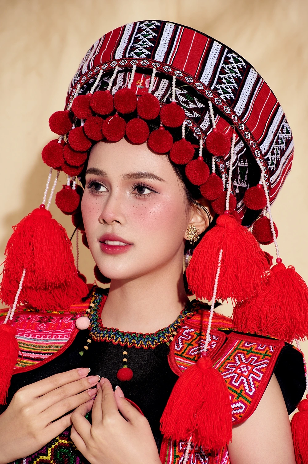 Tuy nhiên, để giành được giải thưởng này, Linh Đan phải trải qua những ngày tập luyện vất vả, chân tay trầy xước khiến mẹ cô lo lắng. Những ngày mới tập, Linh Đan hơi bối rối vì đi giày cao gót không vừa chân do chân cô chỉ đi size giày 34,5 trong khi size bé nhất là 35. Với chiều cao 1,68m, nặng 51kg nhưng đặc biệt có đôi bàn chân và tay siêu nhỏ, là gien di truyền từ người mẹ.