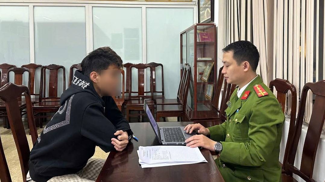 Công an lấy lời khai các đối tượng