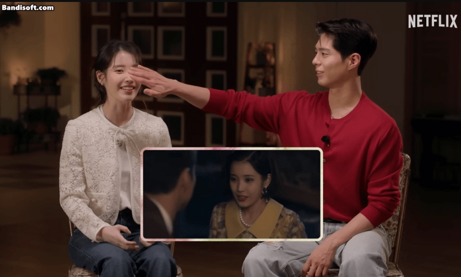 Park Bo Gum lại ngượng ngùng lấy tay che mặt IU khi xem lại cảnh hôn