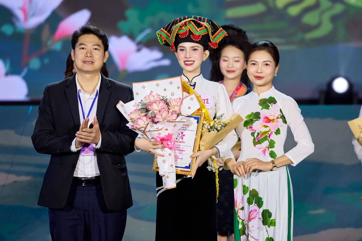 Kết quả, không chỉ giành danh hiệu Người đẹp Hoa Ban năm 2025, Linh Đan còn nhận giải "Người đẹp trình diễn trang phục áo tắm đẹp nhất” và “Người đẹp được khán giả bình chọn nhiều nhất".