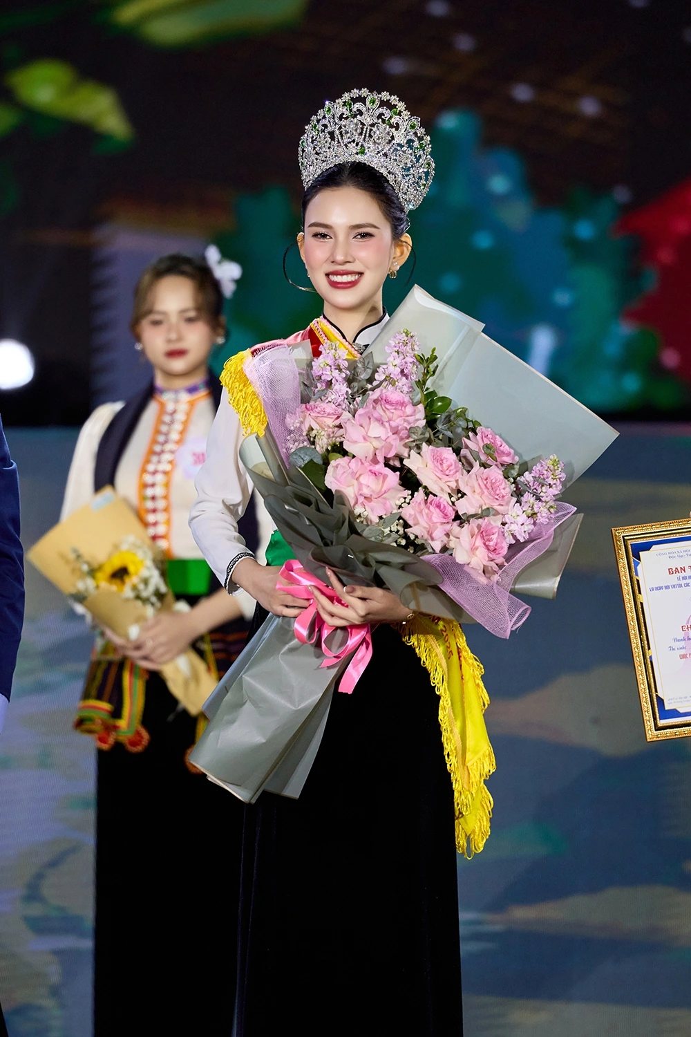Người đẹp chia sẻ khi được trao vương miện, cô nghĩ tới mẹ đầu tiên. Lúc đó mẹ Linh Đan đang ở trong cánh gà theo dõi phần thi của con gái. Từ lúc sơ tuyển đến chung kết, mẹ cô là người luôn vất vả chạy đôn chạy đáo khắp nơi lo mọi thứ cho Linh Đan. Những ngày sát chung kết, vì quá lo lắng nên mẹ cô gần như không ăn uống gì và cũng không ngủ được. Bà cũng sắp xếp công việc đi theo lo cho Linh Đan chu đáo đến khi kết thúc cuộc thi.