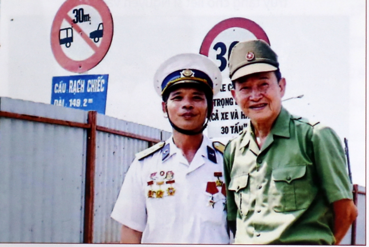 Đại tá Nguyễn Văn Tàu, Chính ủy Lữ đoàn 316 và Trung úy Nguyễn Đức Thọ trong lần thăm lại cầu Rạch Chiếc. (Ảnh: Nguyễn Đức Thọ)