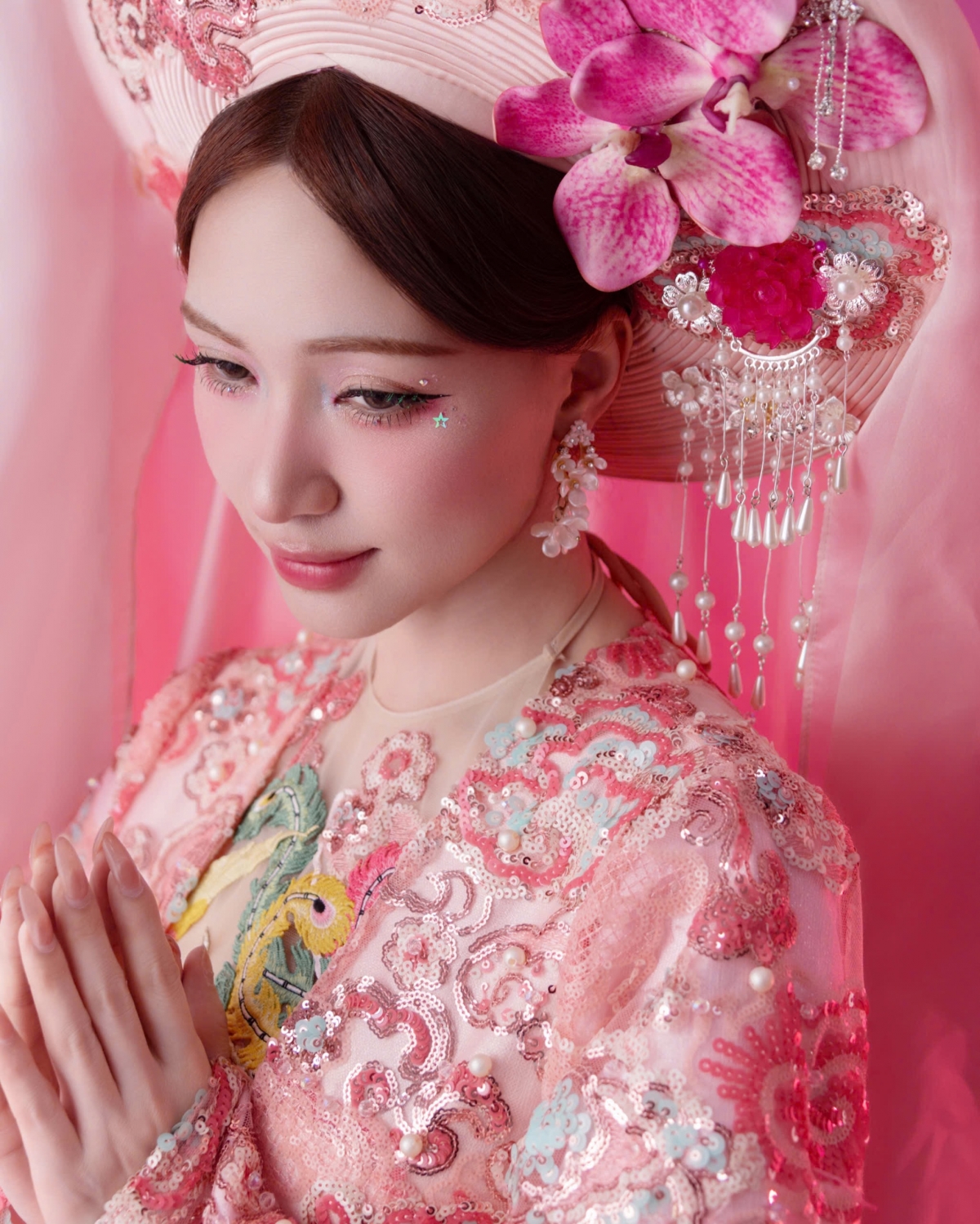 Từ sau khi bộ sưu tập ra mắt, Hòa Minzy và Cao Minh Tiến đã ngồi lại cùng nhau chọn lựa các thiết kế phù hợp, tiến hành bàn bạc và chỉnh sửa một số chi tiết trên trang phục cho đúng tinh thần, ý tưởng của đạo diễn và MV. Theo Cao Minh Tiến, điều khó khăn nhất khi thực hiện các trang phục cho Hòa Minzy trong “Bắc Bling” là MV có rất nhiều cảnh khác nhau, sử dụng nhiều trang phục, quay ở nhiều địa điểm khác nhau, nhưng phải làm sao các trang phục vẫn phải có một tổng thể ăn ý, có màu sắc riêng và nổi bật bản sắc, tinh thần văn hóa vùng Kinh Bắc.
