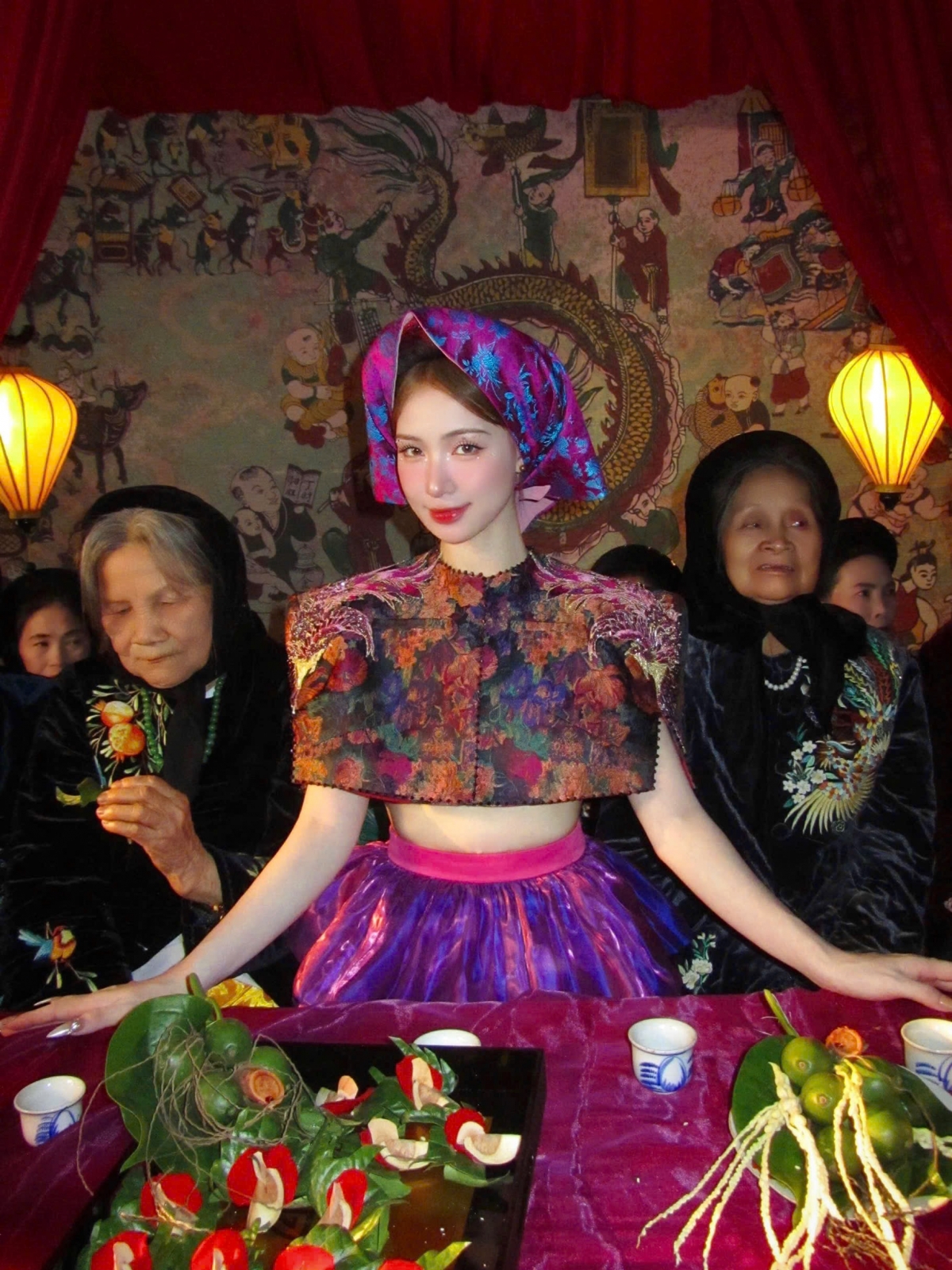 Thành công của MV “Bắc Bling” của Hòa Minzy không thể không kể đến phần trang phục vừa đẹp mắt, thời trang, thời thượng, quyến rũ, bắt mắt vừa mang đậm chất Kinh Bắc với cảm hứng miền Quan Họ rõ nét. Trên các trang mạng xã hội, cộng đồng mạng tới tấp khen trang phục của Hòa Minzy trong MV đẹp, đúng bản sắc văn hóa muốn chuyển tải. Người thiết kế các trang phục trong MV cho Hòa Minzy là NTK Cao Minh Tiến.
