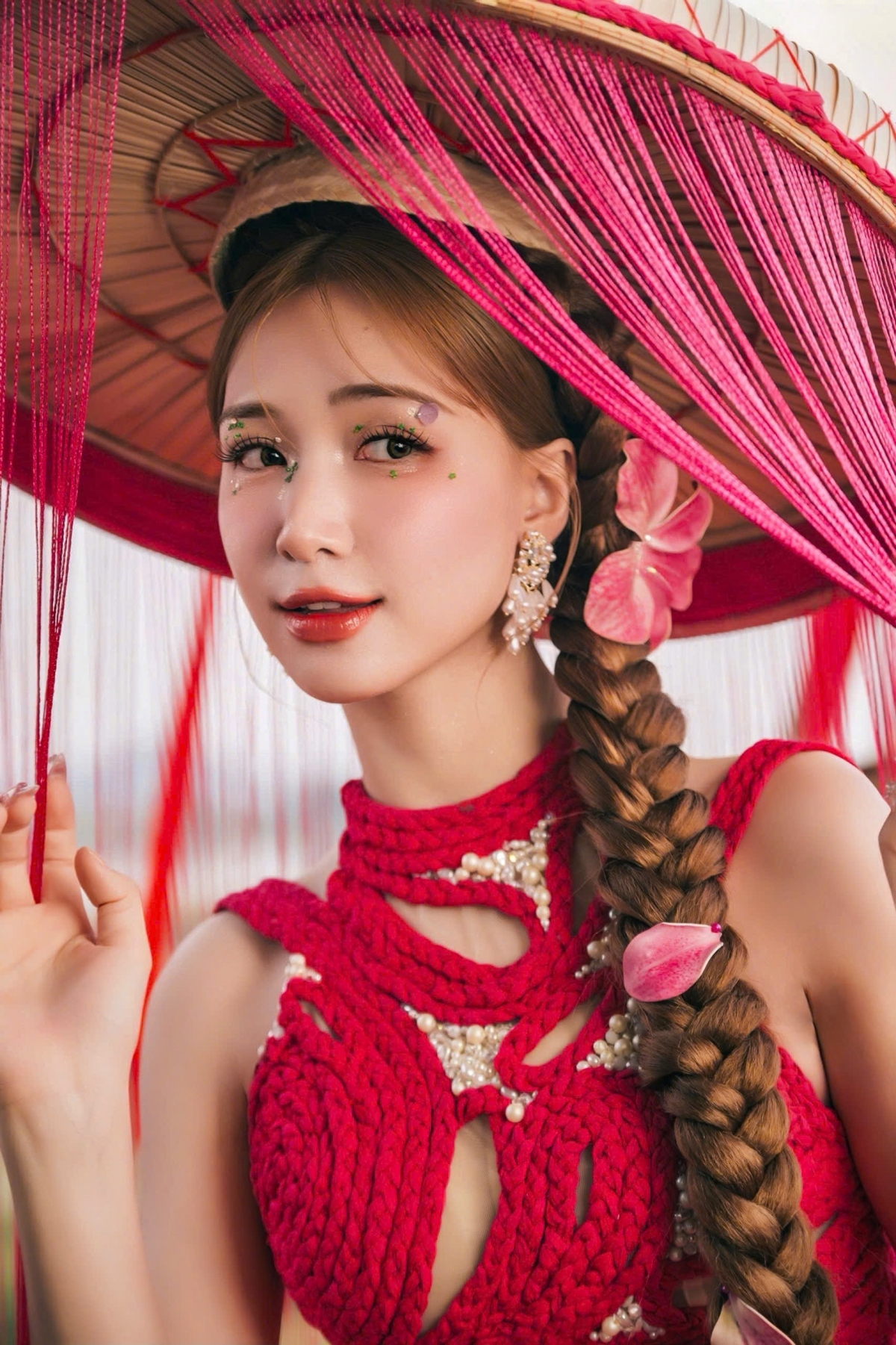 Khi nhìn thấy những thiết kế của Cao Minh Tiến, người xem sẽ nhận ra màu sắc rất hội hoạ nhưng vẫn rất hiện đại và thời trang. Sự kết hợp giữa chất liệu truyền thống với chất liệu mới dường như không có một trở ngại nào với anh.