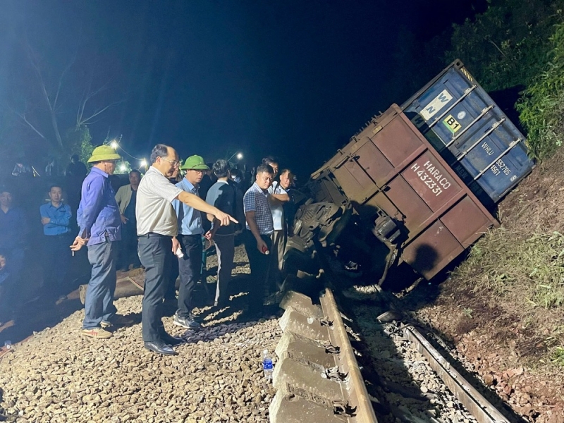 Lãnh đạo Tổng Công ty đường sắt Việt Nam tới hiện trường trực tiếp chỉ đạo việc khắc phục sự cố.
