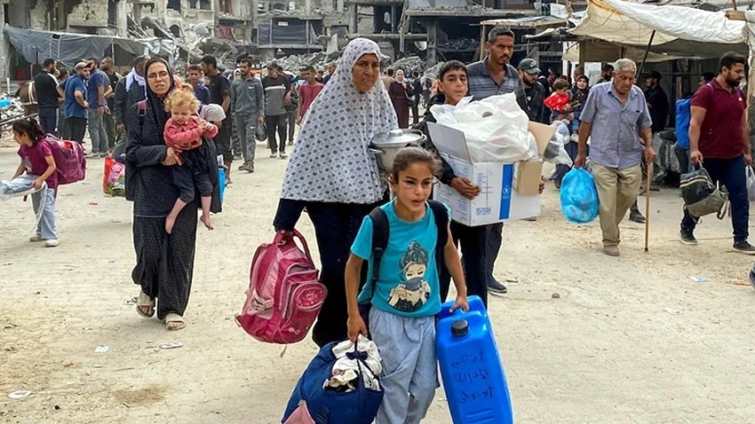 Người Palestine rời khỏi các khu vực ở phía bắc Dải Gaza - Ảnh: Reuters