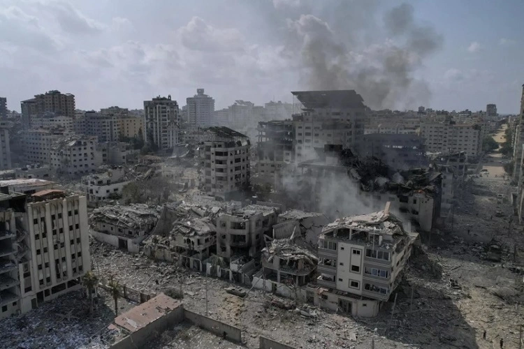 Hậu quả sau cuộc không kích của Israel vào Dải Gaza. Ảnh: Reuters