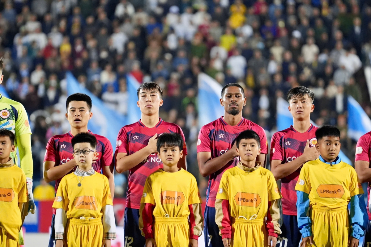 Jason Quang Vinh (thứ hai từ phải sang) phải nghỉ thi đấu ở vòng 16 V-League 2024/2025. (Ảnh: VPF). 