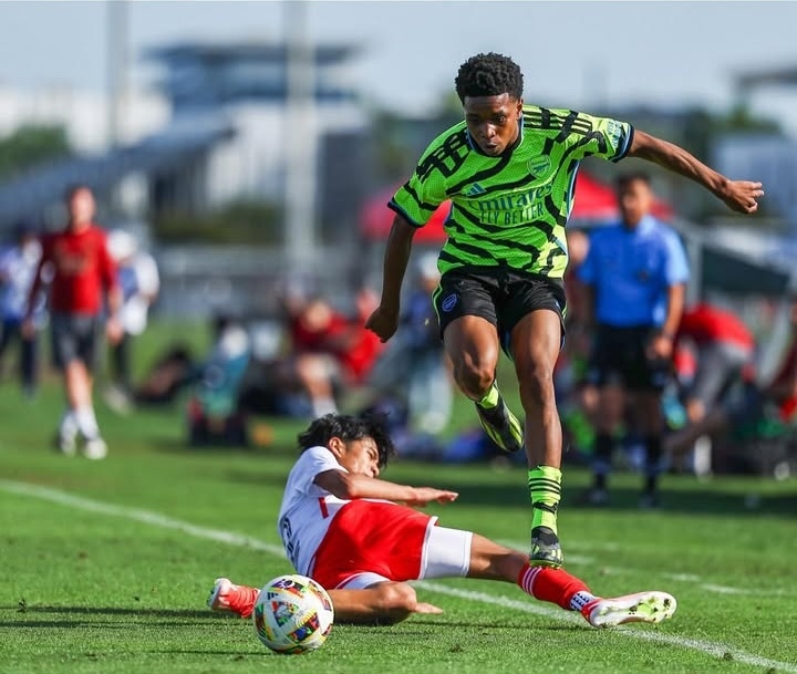 Jayden Adetiba (áo xanh) khi thi đấu cho đội trẻ Arsenal. (Ảnh: Arsenal FC). 