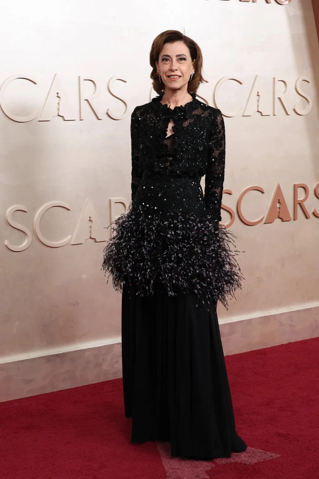 Fernanda Torres diện chiếc váy đen đính lông vũ tại lễ trao giải Oscar lần thứ 97.