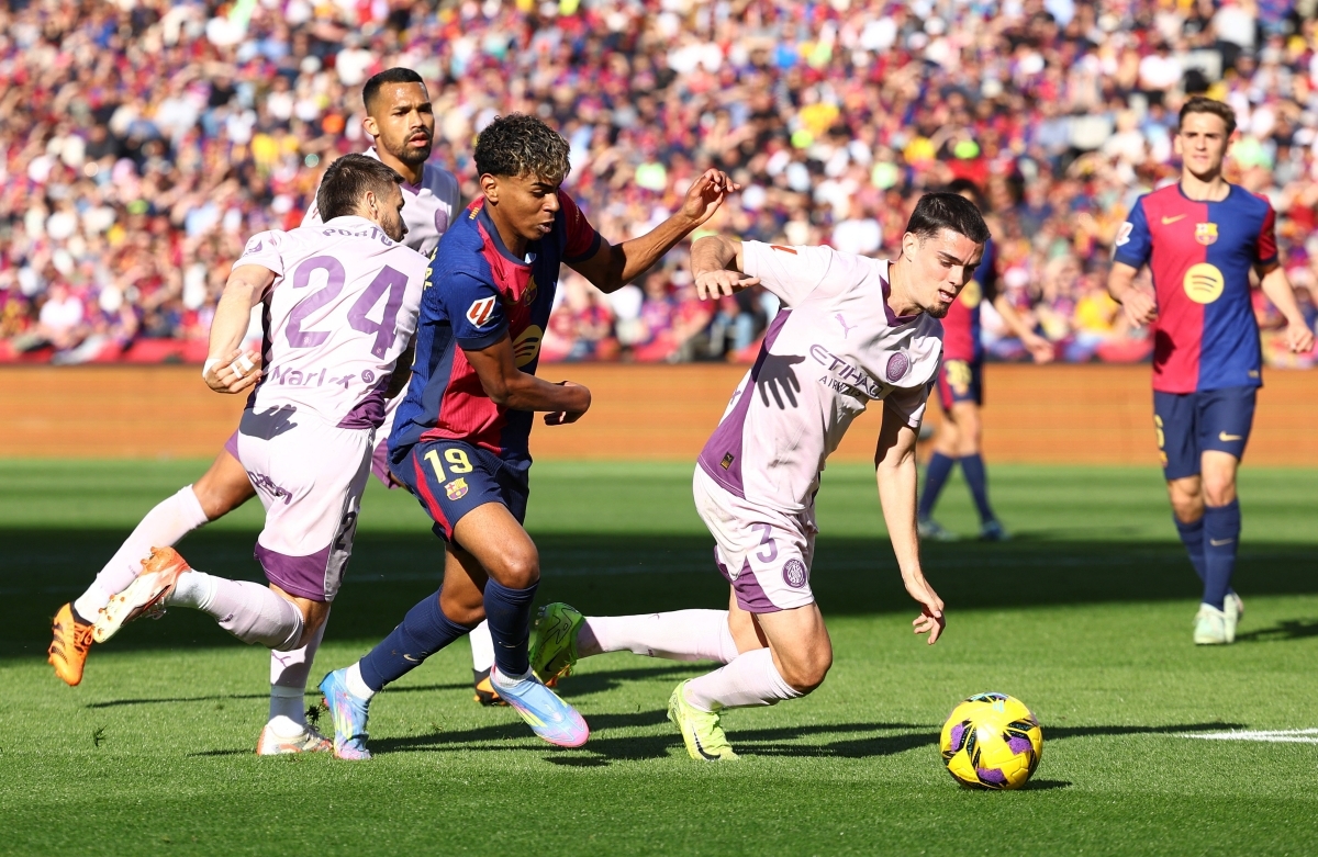 Barca gặp khó trước Girona trong hiệp 1 (Ảnh: Reuters).