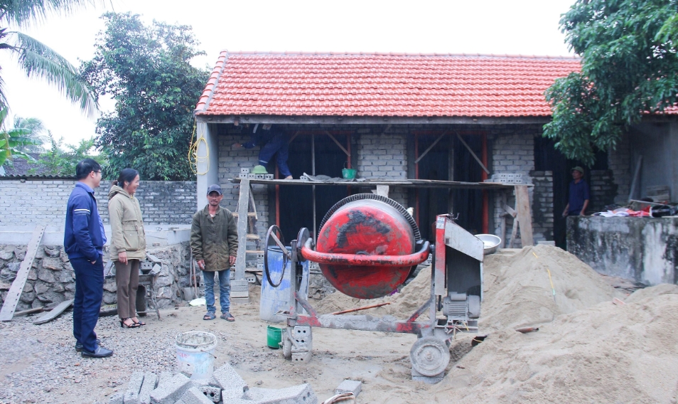 Khởi công làm nhà ở cho gia đình hoàn cảnh khó khăn tại xã Long Thành, huyện Yên Thành (Nghệ An). Ảnh: Mai Hoa