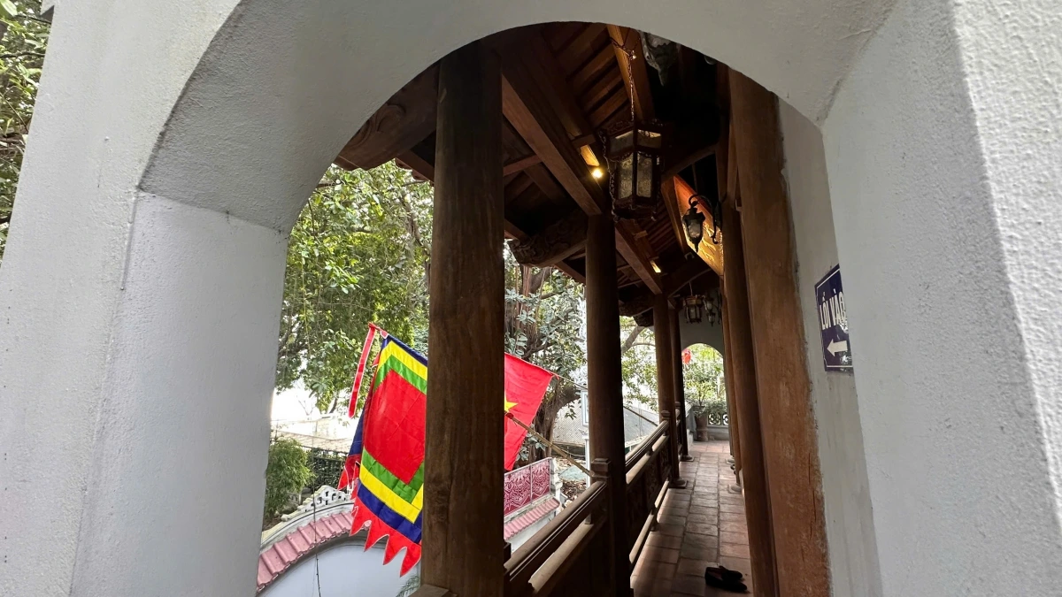 Đình được xây dựng từ thời Lê mang phong cách nghệ thuật, kiến trúc thế kỷ XIX, hiện nay đình còn lưu giữ nhiều di vật, hiện vật có giá trị như: 19 đạo sắc phong thần có niên đại từ thời Lê, thời Tây Sơn đến thời Nguyễn. Từ xa xưa nơi đây đã trở thành trung tâm sinh hoạt văn hóa tín ngưỡng cộng đồng, là nơi sinh hoạt hội họp, bàn bạc các công việc chung của làng, nơi diễn ra các nghi thức tín ngưỡng thờ Thành Hoàng làng của người dân.