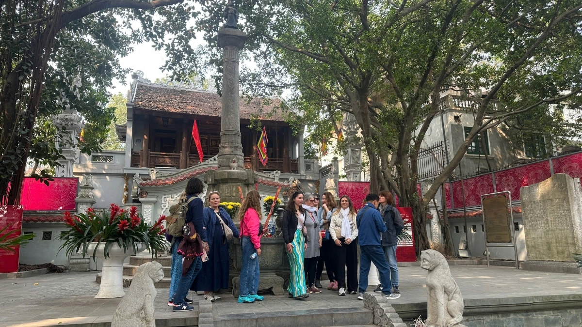 Hằng ngày nơi đây là địa chỉ thu hút du khách trong và ngoài nước tới tham quan chiêm ngưỡng.