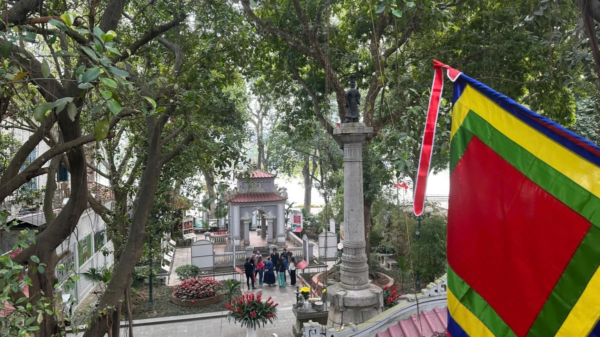 Đền Vua Lê nhìn ra Hồ Gươm.