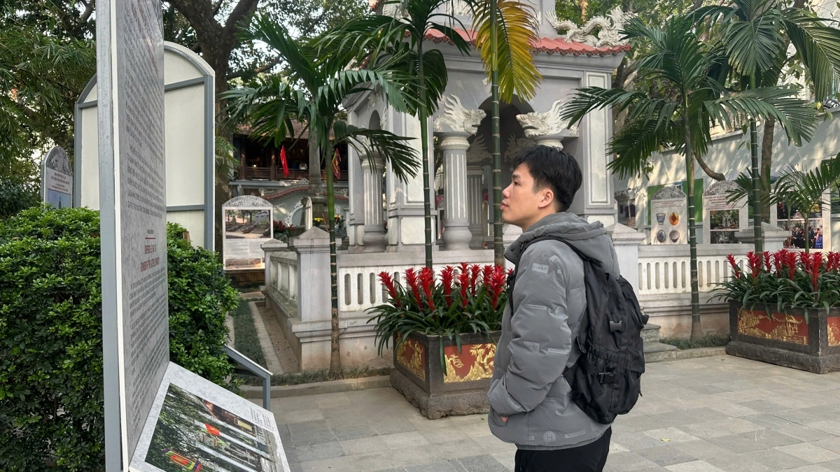 Du khách bị hấp dẫn bởi truyền thuyết trả gươm thần của vua Lê Thái Tổ sau khi đánh tan giặc.