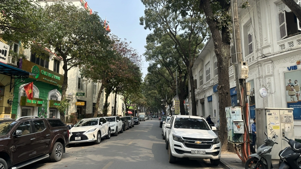 Phố Hàng Trống mặt trước của Đình Nam Hương nhìn ra UBND quận Hoàn Kiếm.