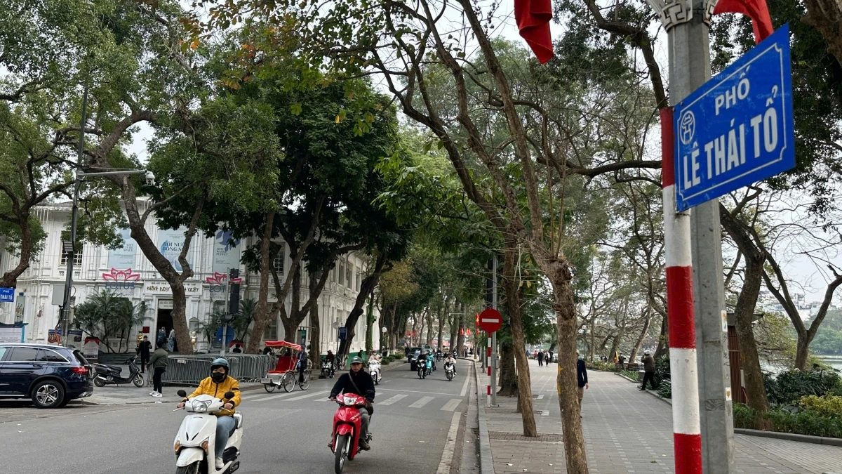 Theo đó, kiểm tra, rà soát hiện trạng quản lý, sử dụng đất, rà soát quỹ đất có thể sử dụng cho không gian công cộng, định hướng nghiên cứu 3 khu vực: Quảng trường Đông Kinh Nghĩa Thục, không gian phía Đông hồ Hoàn Kiếm và Đền Vua Lê và Đình Nam Hương.