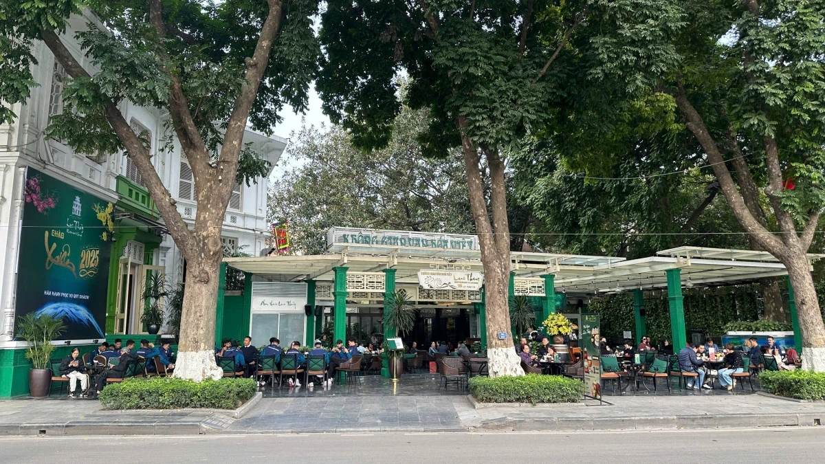 Đền Vua Lê tiếp giáp nhà hàng Lục Thủy và báo Nhân Dân