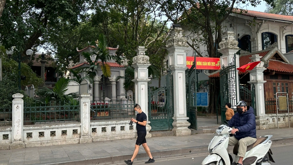 Đền Vua Lê là công trình văn hóa- tưởng niệm để ghi nhớ công lao của vua Lê Thái Tổ tức vị anh hùng dân tộc Lê Lợi (1385-1433), người đã lãnh đạo cuộc kháng chiến đánh đuổi giặc ngoại xâm, giải phóng đất nước vào thế kỷ XV.
