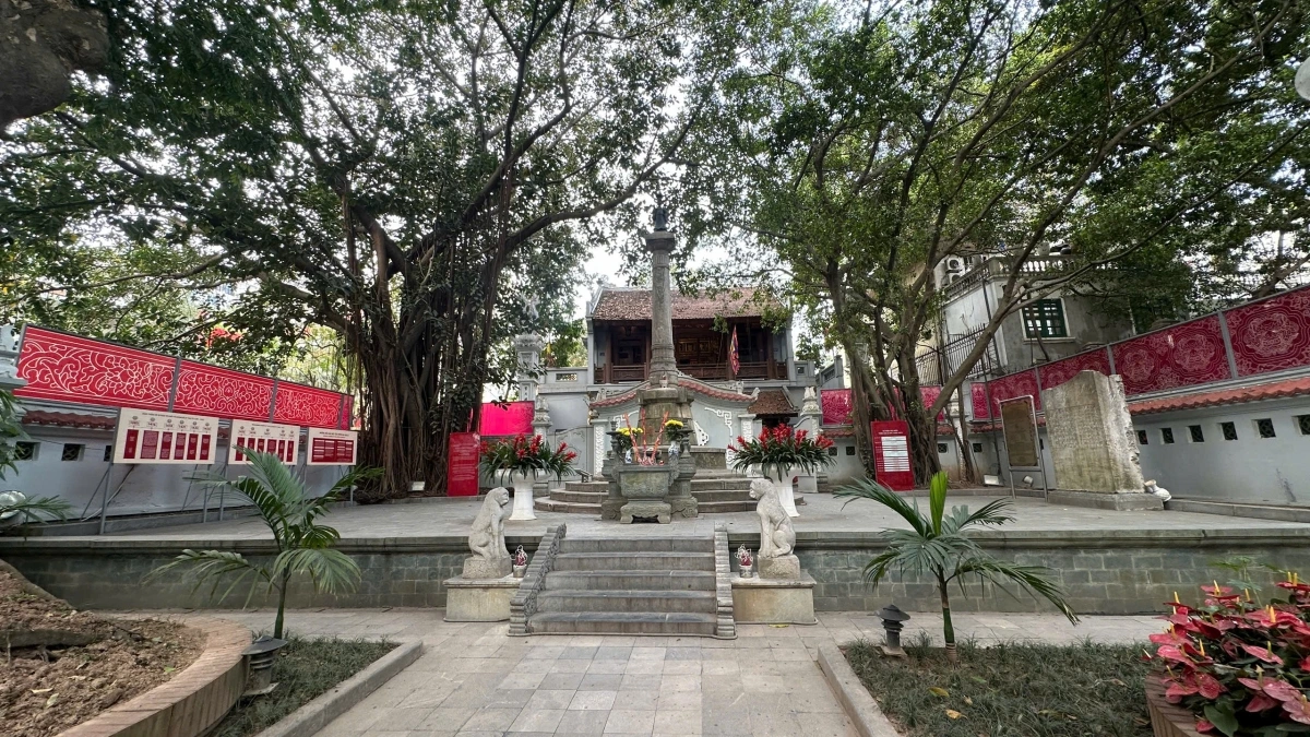 Tượng đài vua Lê Thái Tổ được dựng vào khoảng năm 1896 gắn với truyền thuyết "trả gươm thần" trên hồ Hoàn Kiếm.