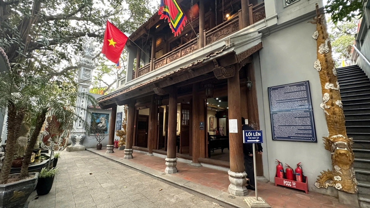 Đình Nam Hương (75 phố Hàng Trống), di tích lịch sử cấp quốc gia xưa kia là một ngôi đình lớn, nằm trong quần thể di tích hồ Hoàn Kiếm.