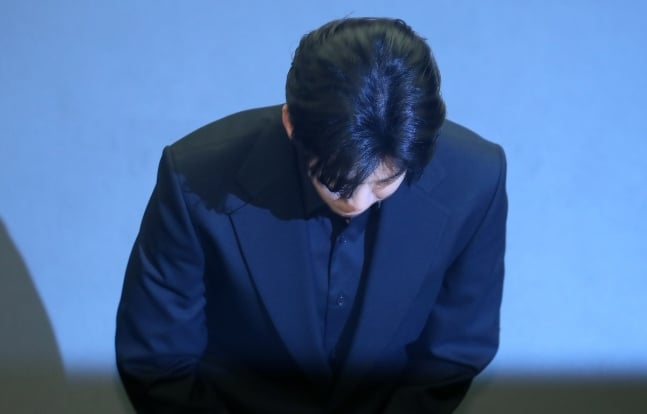 Kim Soo Hyun cúi người xin lỗi trong họp báo.