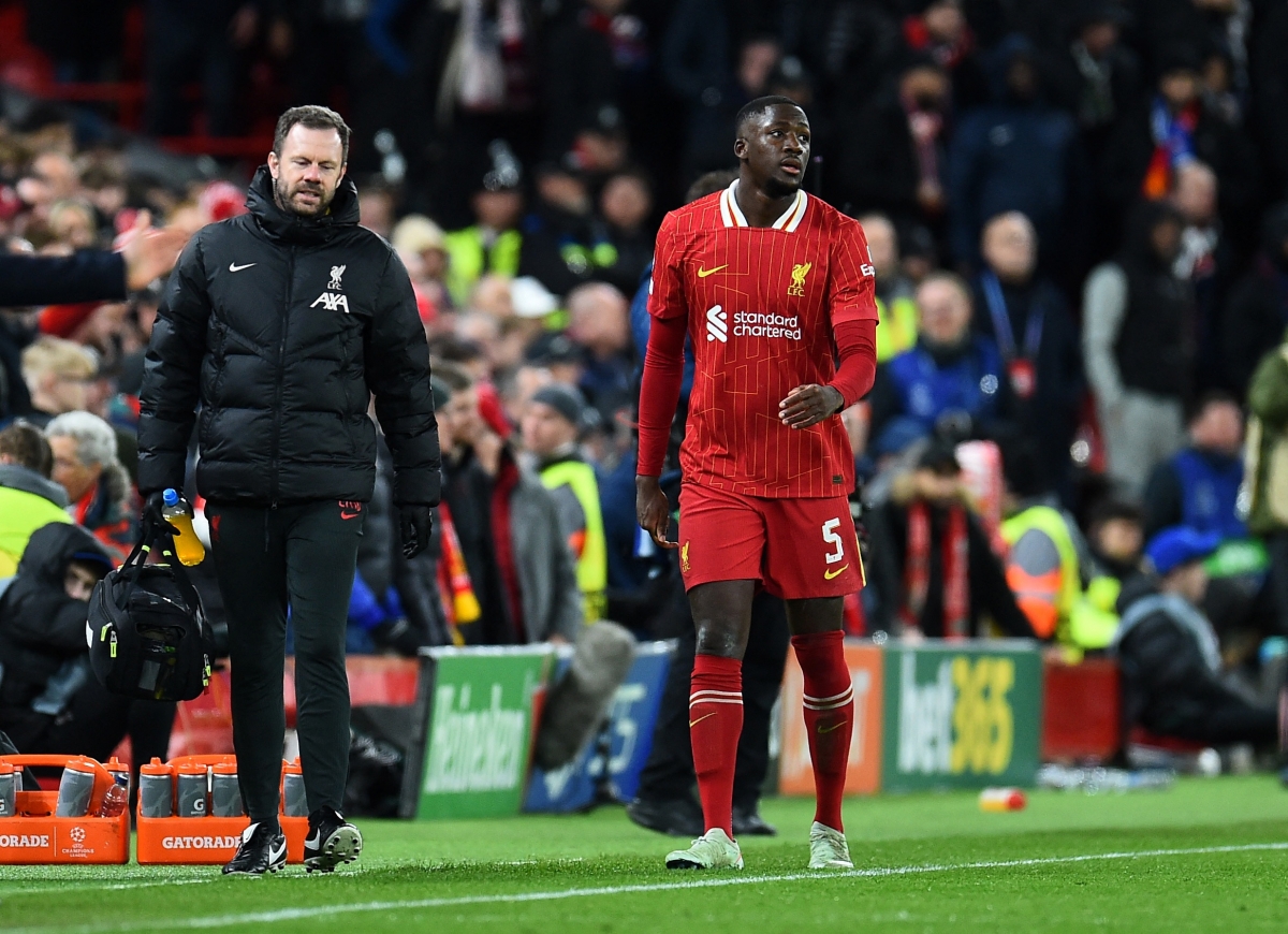 Konate bị đau trong trận đấu Liverpool gặp PSG rạng sáng nay. (Ảnh: Reuters). 
