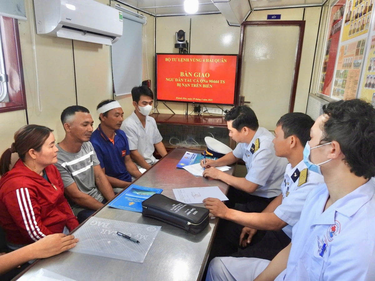 Ký kết bàn giao ngư dân bị nạn cho gia đình