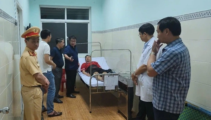 Lãnh đạo UBND tỉnh Lâm Đồng, Công an tỉnh và UBND TP. Bảo Lộc đến bệnh viện thăm hỏi, động viên nạn nhân