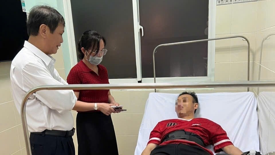 Nạn nhân bị thương nặng do chấn thương cột sống và vùng chậu đang được điều trị tại Bệnh viện II Lâm Đồng