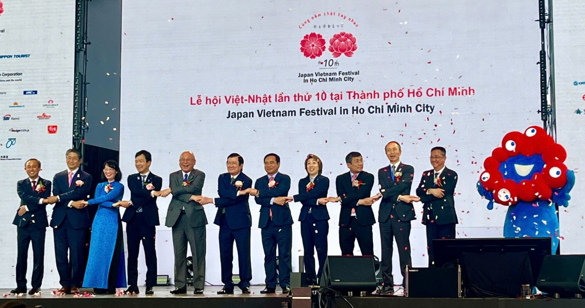 Các đại biểu thực hiện nghi thức khai mạc Lễ hội