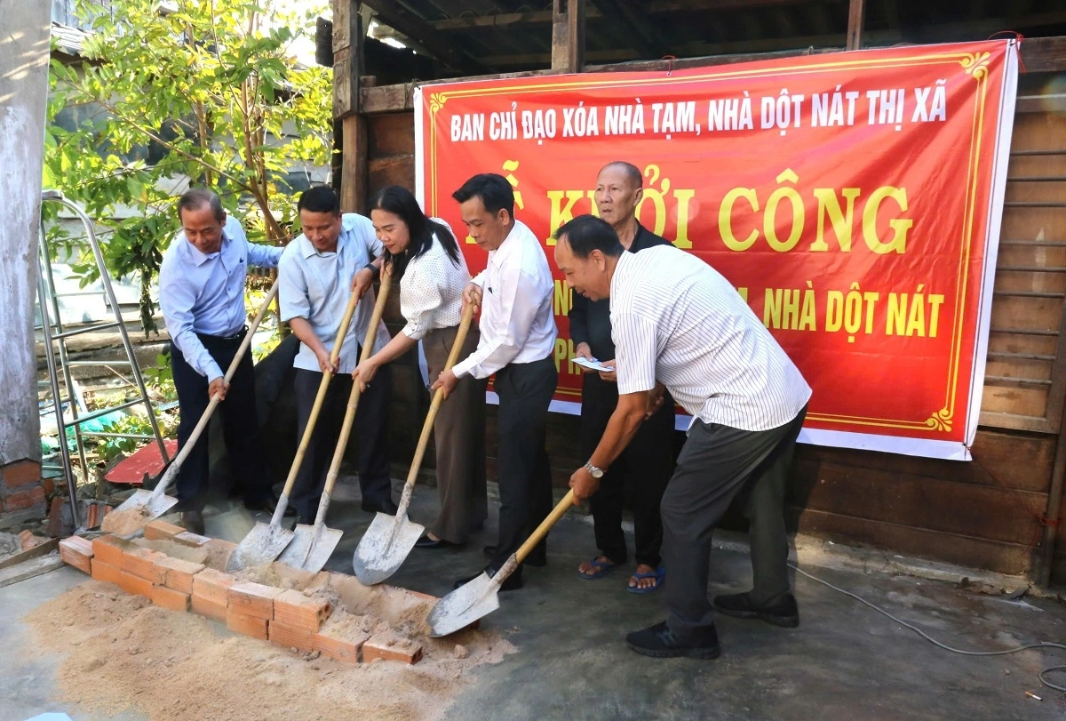 Lễ khởi công xây nhà ở thị xã La Gi ngay sau lễ phát động. (Ảnh: B.H)