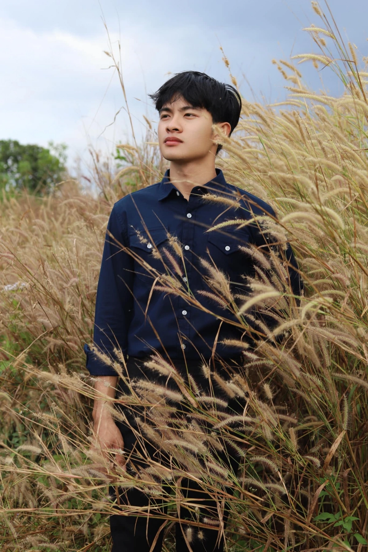 Lê Tuấn Khang đã gây chú ý khi công khai tham gia casting cho "Lật mặt 8: Vòng tay nắng". Lý Hải từng nhận xét anh chàng vẫn còn hạn chế về diễn xuất, song màn thể hiện anh vẫn đủ tốt để chinh phục được vị đạo diễn. Hiện tại, vai trò của Lê Tuấn Khang trong phim vẫn còn bỏ ngỏ, nhưng chắc chắn sẽ khiến người xem không khỏi bất ngờ.