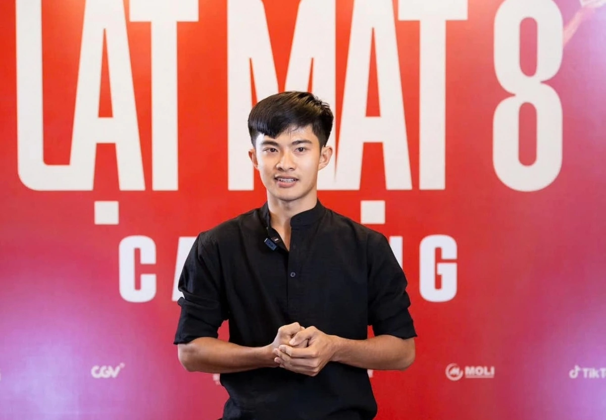 Sự xuất hiện của TikToker “quốc dân” Lê Tuấn Khang trong "Lật mặt 8: Vòng tay nắng" đã trở thành tâm điểm của dư luận trong thời gian qua. Lê Tuấn Khang có xuất thân từ vùng quê nghèo, làm nghề chăn nuôi, trải qua nhiều công việc vất vả từ làm công nhân gỗ đến chạy xe ôm công nghệ, và sau cùng được biết đến rộng rãi nhờ kênh TikTok hơn 13 triệu người theo dõi.