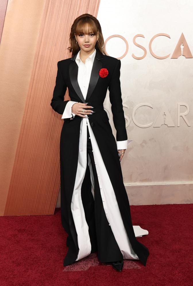 Lisa xuất hiện trên thảm đỏ với phong cách tuyệt đẹp lấy cảm hứng từ bộ tuxedo. Thành viên của Blackpink, vừa gây ấn tượng trong mùa mới của “The White Lotus” – cũng sẽ góp mặt trên sân khấu cùng Doja Cat, Queen Latifah và Raye. Dù phần biểu diễn của họ còn được giữ kín trong bí mật, nhưng chắc chắn khán giả sẽ được thưởng thức những màn trình diễn hoành tráng.