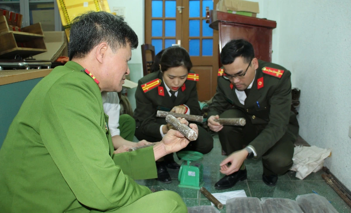 Lực lượng An ninh điều tra kiểm tra số vật liệu nổ tang vật thu được