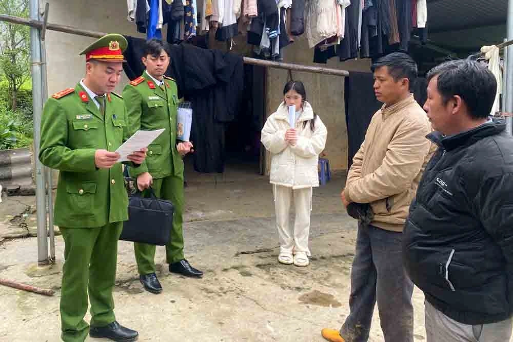 Lực lượng chức năng thực hiện khám xét tại nhà đối tượng Lò Văn Chung